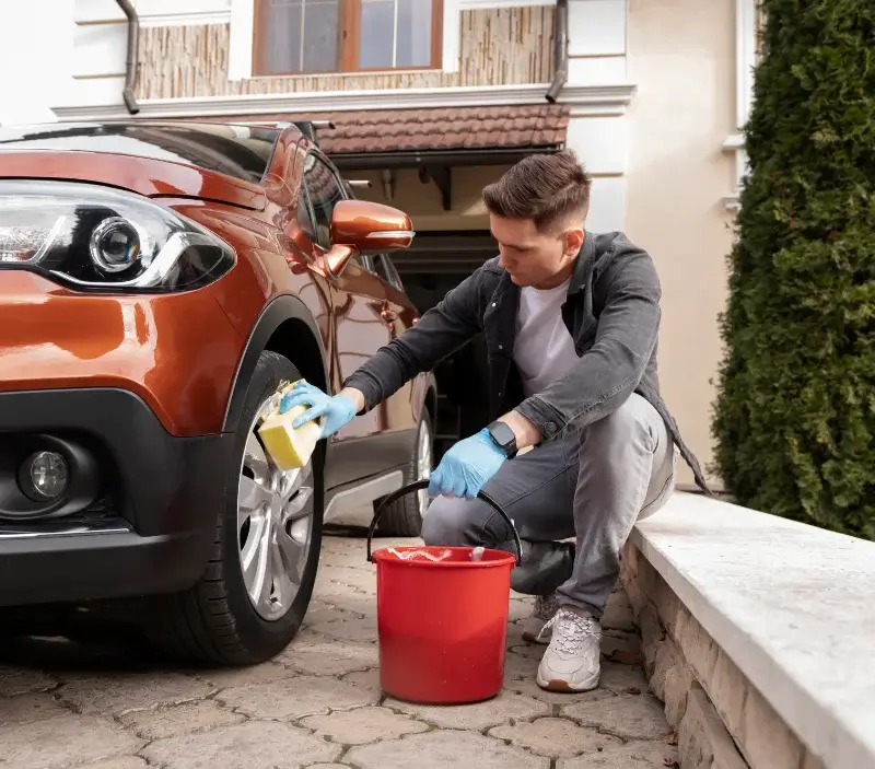Lavage auto à domicile Bordes-Uchentein : professionnel intervenant sur un véhicule